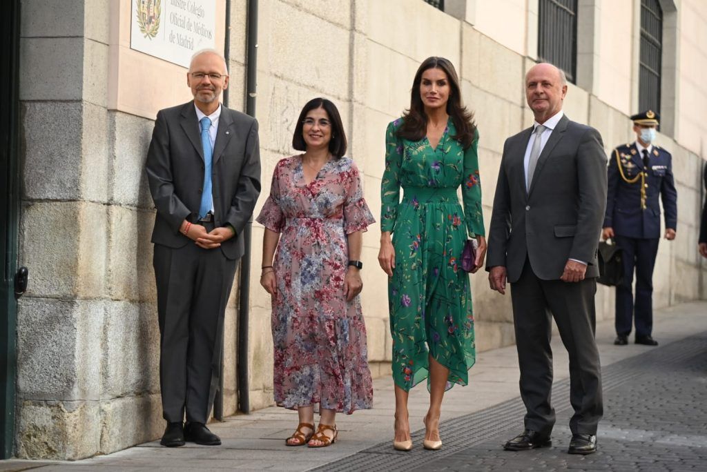 Libro Blanco.De izquierda a derecha, el Dr. Manuel Martínez-Sellés, presidente del Colegio de Médicos de Madrid; Carolina Darias, ministra de Sanidad; S.M. la Reina y el Dr. Pedro Jaén, presidente de la AEDV